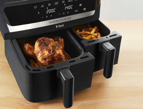 Imagen de un hombre sirviendo cafe de una cafetera OSTER