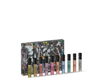 Imagen de botella de perfume en forma de zapatilla rosa con negro y tubo de crema rosa