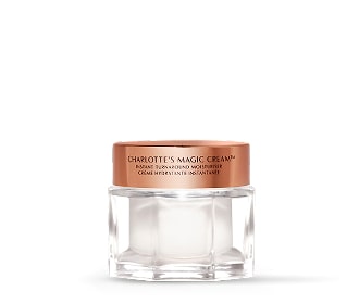 frasco blanco con dorado de la marca Charlotte Tilbury