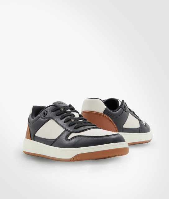 Tenis de color blanco con negro