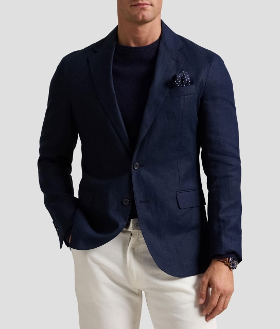 Hombre usando saco azul marino y pantalon blanco Polo Ralph Lauren
