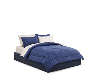 cama con edredon azul