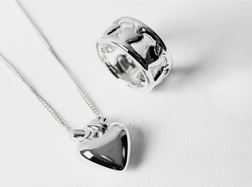 Imagen de collar y anillo plateados