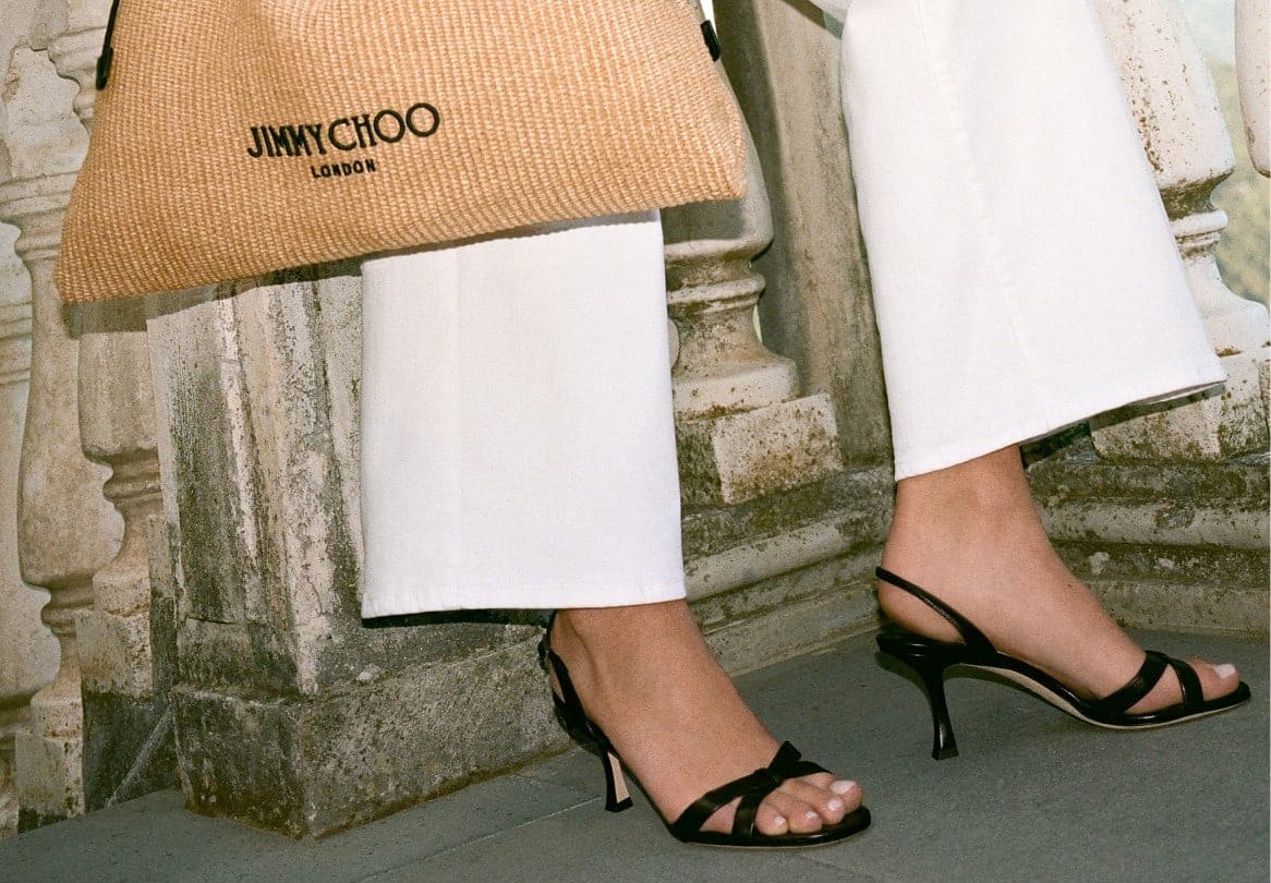 Mujer con pantalon blanco y zapatillas negras