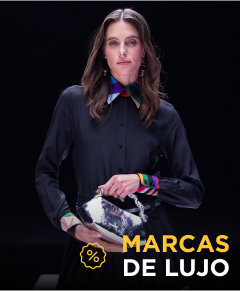 Mujer vestida de negro y con un bolso de mano plateado brillante, Marcas de lujo