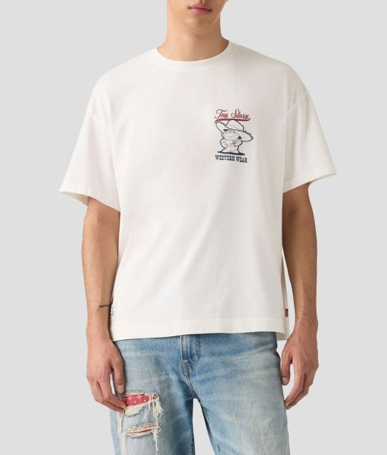 Hombre usando playera blanca y pantalon de mezclilla azul LEVI'S