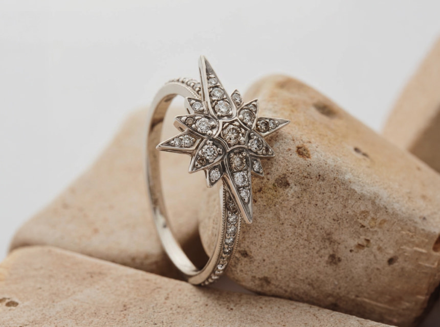 Anillo de oro blanco con dise&ntilde;o de estrella y diamantes marca Hstern