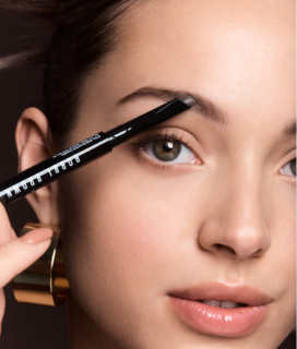 Rostro de una mujer pintándose la seja