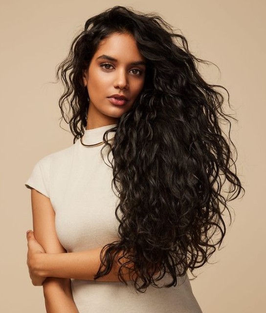 Imagen de una mujer con cabello largo color negro