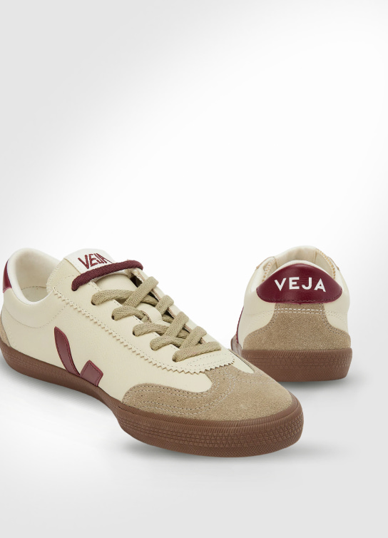 Par de tenis blancos con beige VEJA