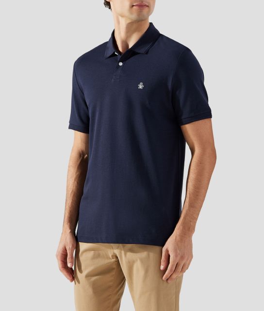 Hombre con polo color azul marino y pantalon beige PENGUIN