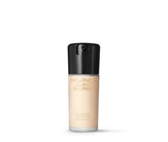 botella de crema hidratante color blanco con tapa negra PRIMERS E HIDRATANTES, MAC