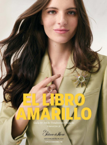 Imagen de la portada de El Libro Amarillo de la temporada de primavera, se observa a una mujer udando camisa azul cielo, corbata negra y vestido de tirantes negro, El Libro Amarillo