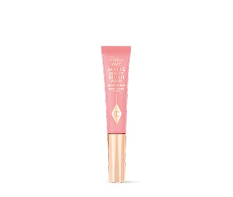tubo de maquillaje rosa con dorado Charlotte Tilbury