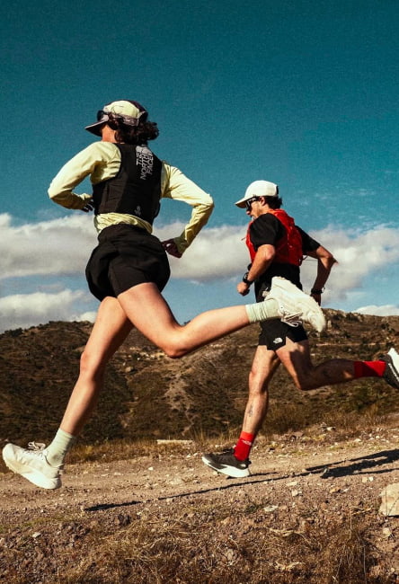 Personas corriendo en monta&ntilde;a con ropa y equipamiento deportivo The North Face