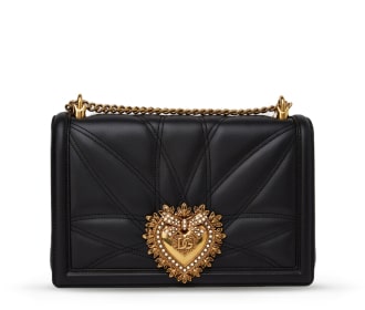 Bolso negro con cadena y letas DG doradas dentro de un corazon del mismo color, DOLCE & GABBANA