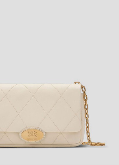 Bolso color crema con broche dorado BURBERRY