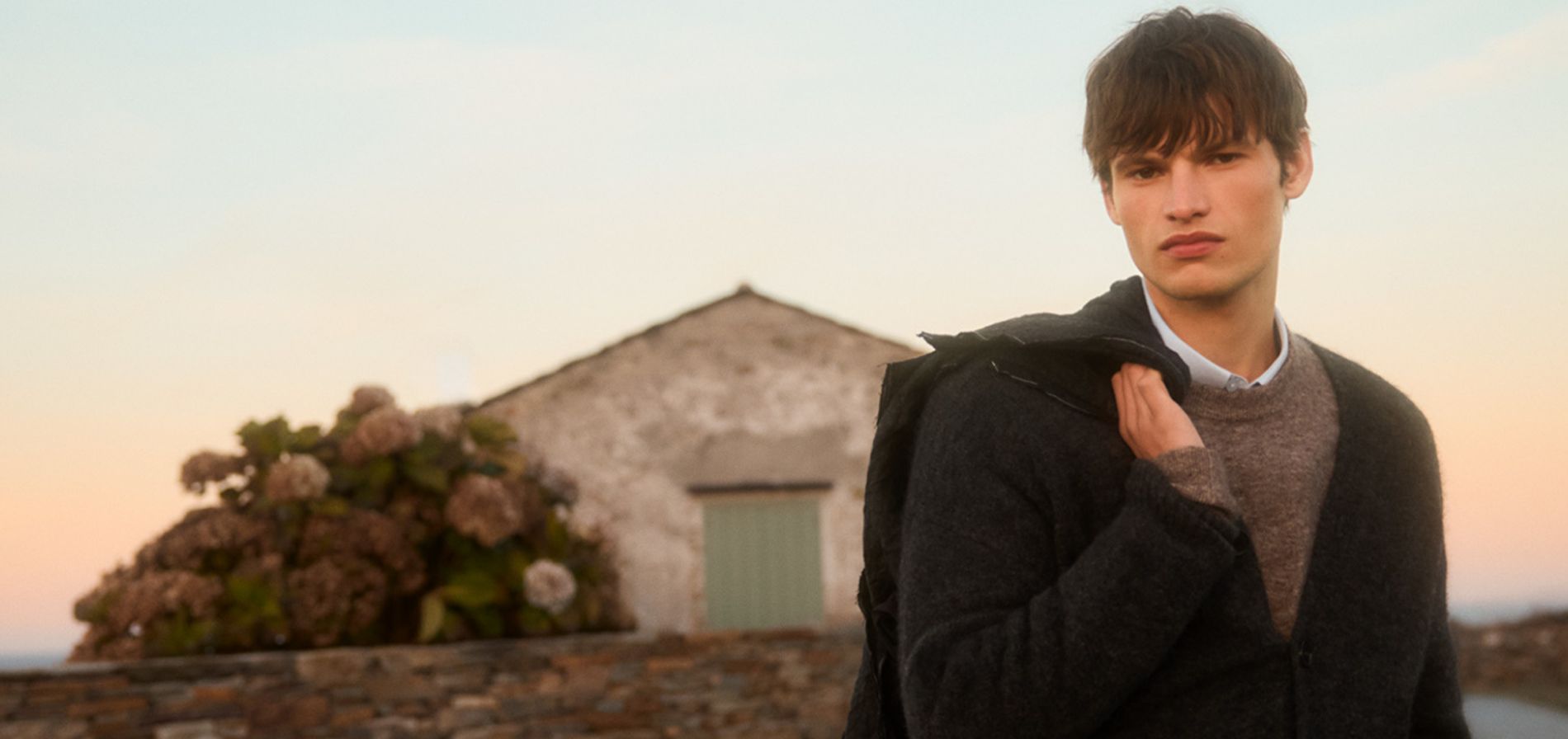 Hombre usando ropa negra