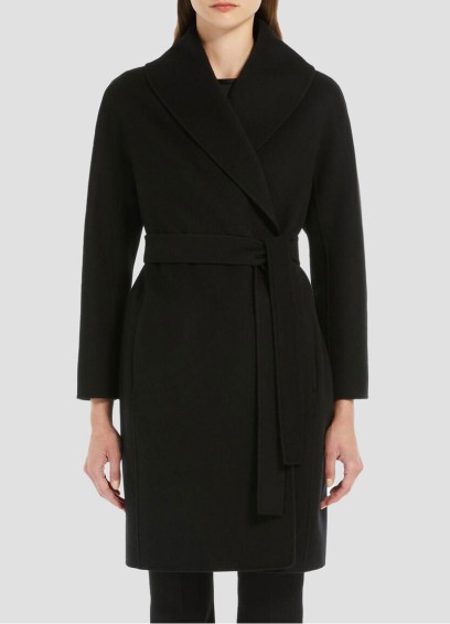 Mujer con vestido color negro MAX MARA
