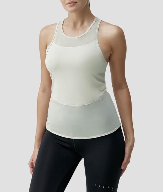 Mujer con playera de tirantes color blanca y pants negro