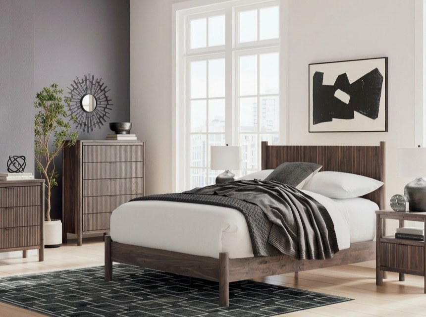 recamara con cama cafe y colchon blanco