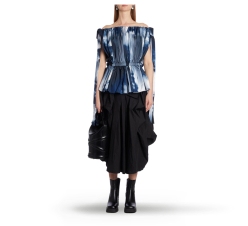 mujer usando blusa azul y falda negra, ALEXANDER MCQUEEN