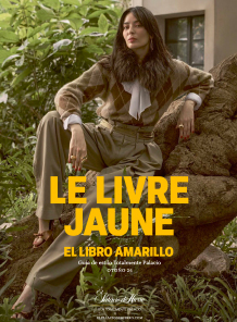 Imagen de la portada de El Libro Amarillo de la temporada de primavera, se observa a una mujer udando camisa azul cielo, corbata negra y vestido de tirantes negro, El Libro Amarillo