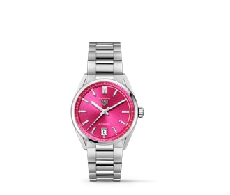 Imagen de un reloj plateado con carátula rosa de la marca TAG HEUER