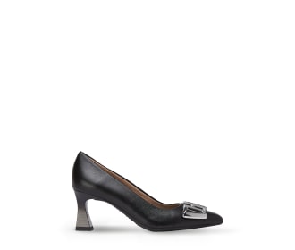 zapatilla negra, Zapatilla