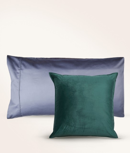 almohada gris y verde