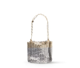 Imagen de un bolso que aparenta escamas plateadas