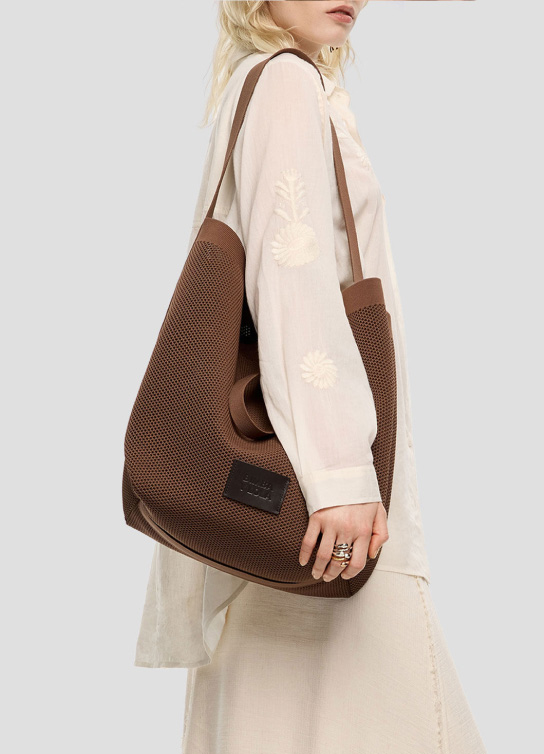 Mujer usando bolso tote color cafe BIMBA & LOLA