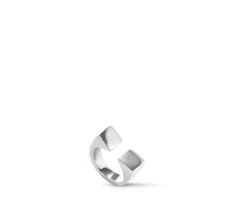 Anillo plateado con pedreria, en forma de flor