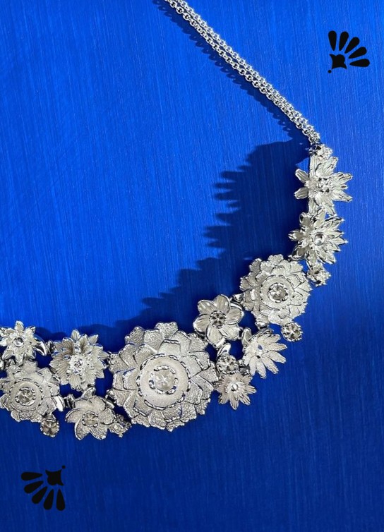 Collar de plata con forma de flores y brillantes TANE