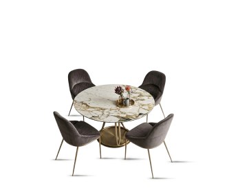 comedor blanco de marmol con sillas cafes Bontempi