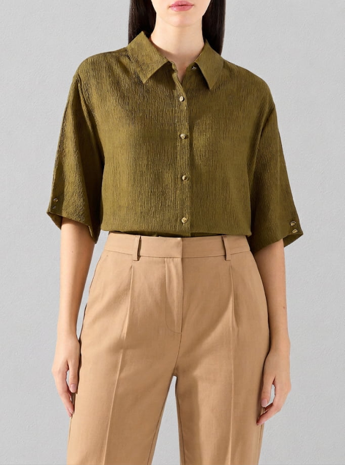 Selecci&oacute;n de ropa contempor&aacute;nea: blusas