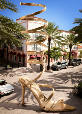 Sandalia de color dorada con tacon