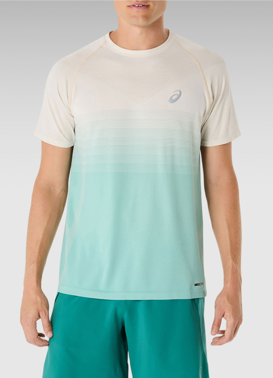 Hombre usando playera  blanca con verde y short verde ASICS