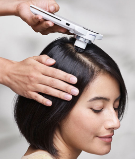 Imagen de una mujer a la cual le realizan un estudio de su cabello