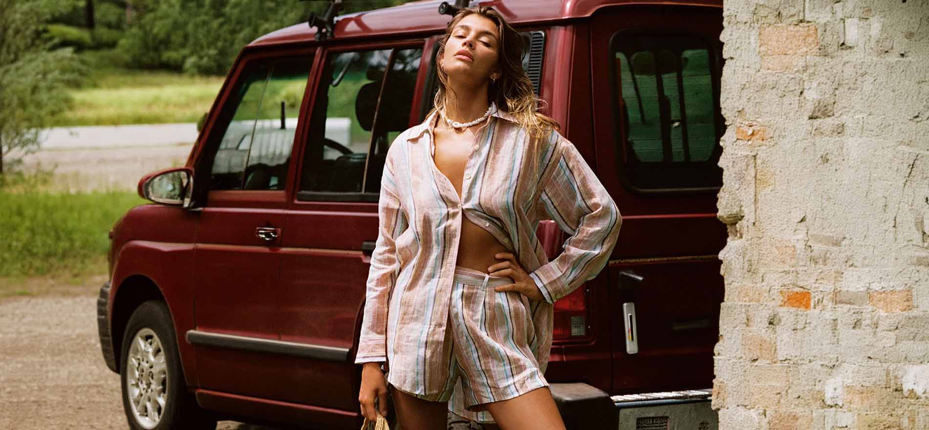 Mujer usando conjunto de blusa y short blanco con rayas cafes y verdes