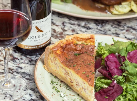 imagen de alimentos acompañados de vino