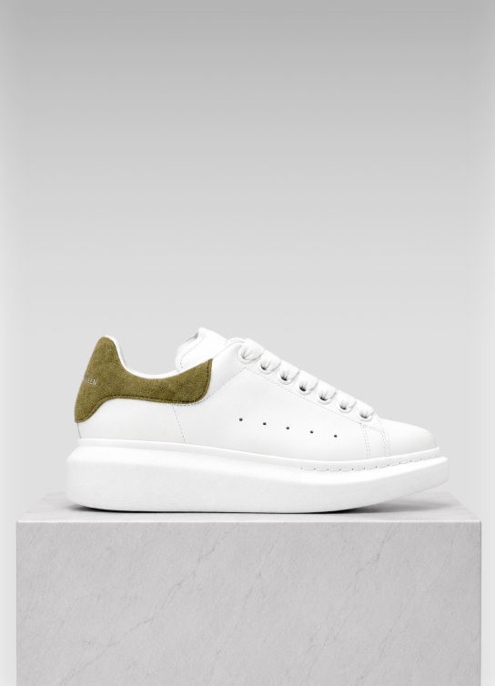 Accesorios de lujo: tenis McQueen
