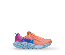 Tenis color rosa suela azul de la marca HOKA, Mujer