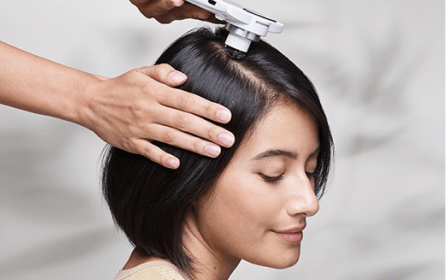 Imagen de una mujer a la cual le estan haciendo servicio de cabello