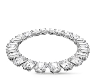 Imagen de un collar plateado