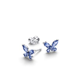 par de aretes plateados