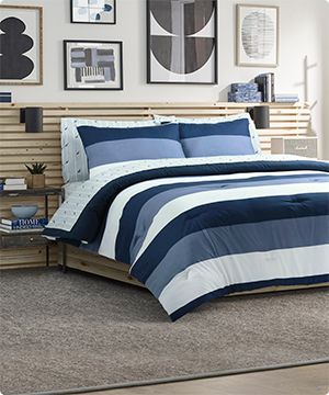 Imagen de una habitacion dond ehay una cama con colcha a rayas azules y blancas de la marca NAUTICA banner menu