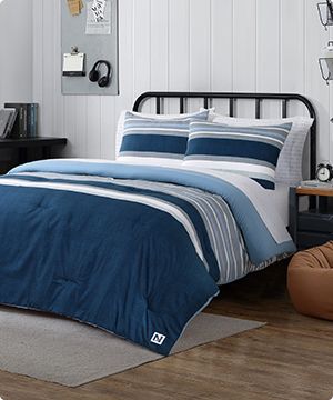 Imagen de una cama con edredon azul con blanco de la marca NAUTICA banner menu