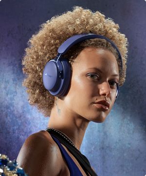 Imagen de una mujer usando audifonos de la marca BOSE banner menu