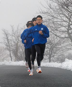 Imagen de 5 personas corriendo con sudadera azul y pantalon negra de la marca NEW BALANCE, banner menu
